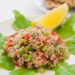 Salada de atum feita em 8 minutos vira refeição completa no verão