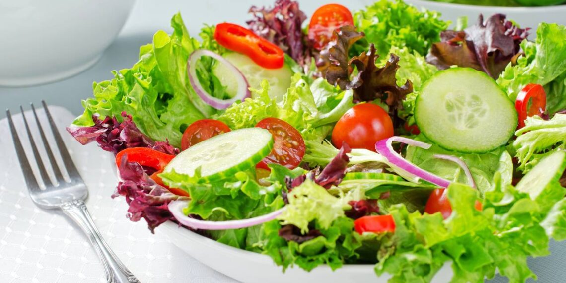 Salada refrescante feita em 8 minutos acompanha a ceia de Ano Novo