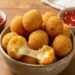 Salgadinho de bolinhas recheadas com queijo para fazer em casa e não se arrepender