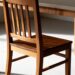 Segundo a psicologia, pessoas que empurram a cadeira de volta para dentro da mesa ao se levantarem geralmente exibem estes 9 comportamentos únicos