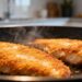 Sem óleo, nem fritura: esse método deixa o frango dourado em 3 minutos