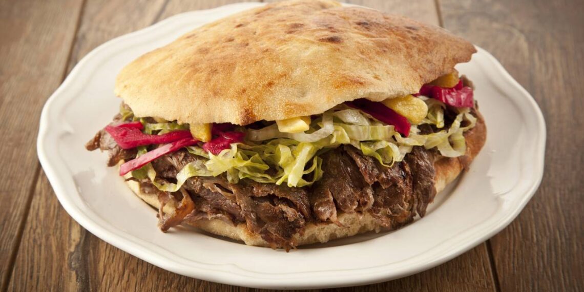 Prepare gostosos shawarmas recheados sem gastar muito em pouco tempo