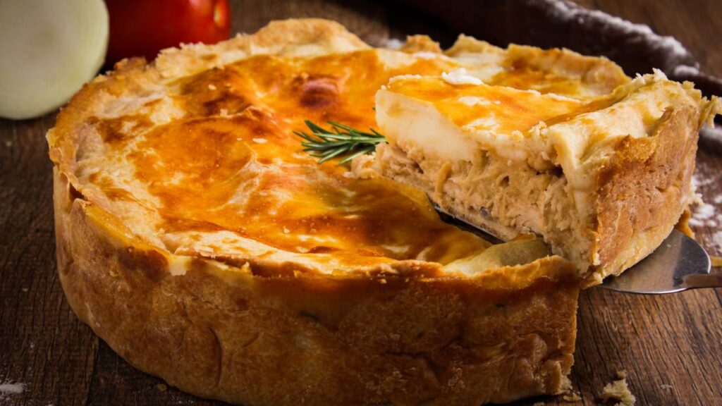 Faça uma cremosa e rápida torta de frango com catupiry para impressionar em almoços de família