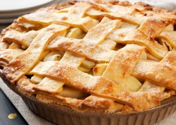 Receita de torta de maçã rápida e econômica para saborear depois do almoço