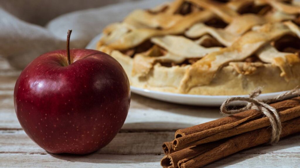 Receita de torta de maçã rápida e econômica para saborear depois do almoço