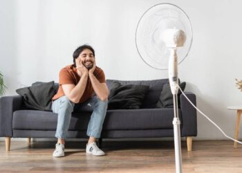Ventilador de mesa ou de coluna: qual movimenta mais ar no quarto abafado de 35°C?