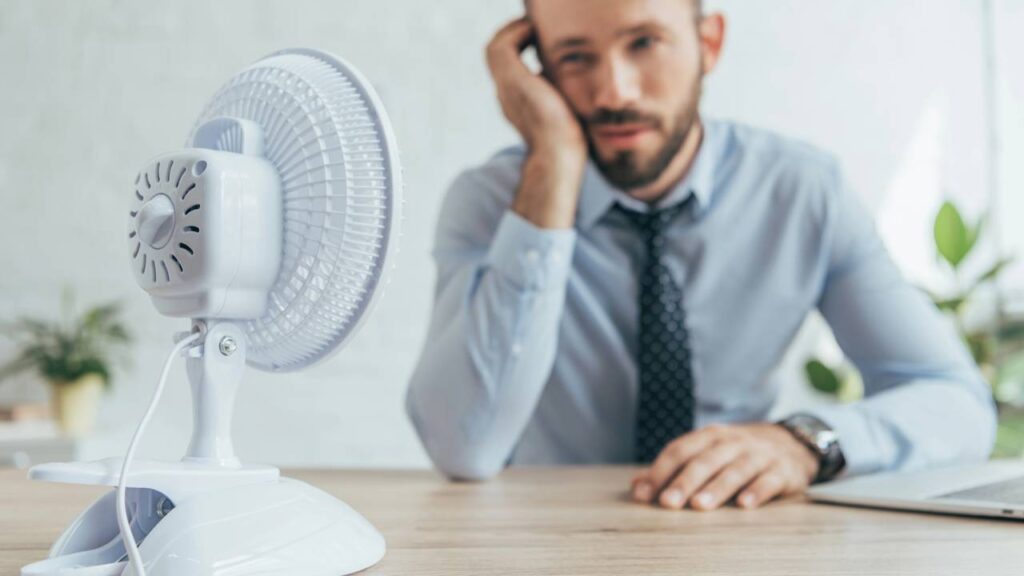 Ventilador de mesa ou de coluna: qual movimenta mais ar no quarto abafado de 35°C?