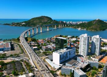 A capital brasileira à beira-mar com praias imperdíveis e um centro histórico preservado