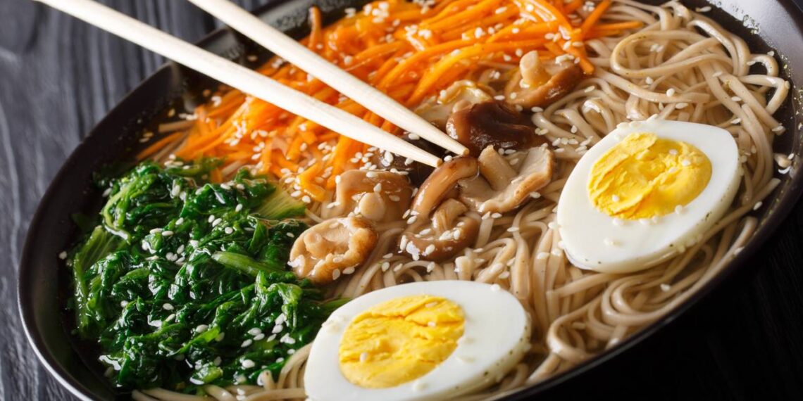 Yakisoba caseiro suculento que fica pronto em só 7 minutos e conquista a família
