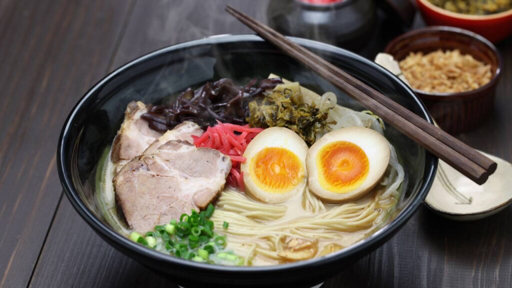 Yakisoba caseiro suculento que fica pronto em só 7 minutos e conquista a família