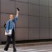 Quem acena para motoristas ao atravessar a rua tem uma percepção diferente do mundo, de acordo com psicologia