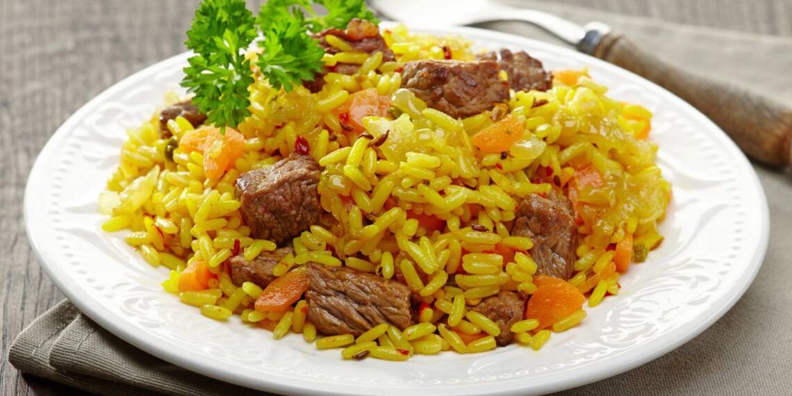 Arroz preguiçoso combina arroz cru, creme de leite, molho de tomate, legumes e proteína em preparo único no forno