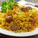Arroz preguiçoso combina arroz cru, creme de leite, molho de tomate, legumes e proteína em preparo único no forno