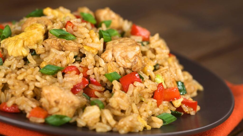 Esse arroz com frango e calabresa é feito em uma panela só, rende bastante e conquista pelo sabor
