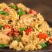 Arroz preguiçoso combina arroz cru, creme de leite, molho de tomate, legumes e proteína em preparo único no forno