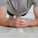 3 exercícios fáceis para fortalecer o antebraço em casa com equipamentos caseiros
