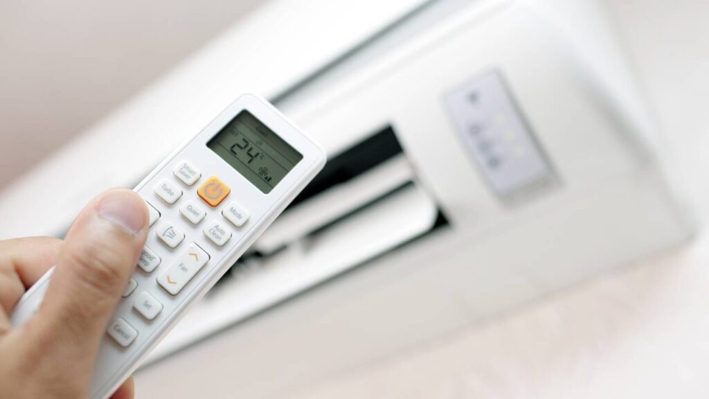 Por que o ar-condicionado pinga água no chão em dias muito úmidos (e como resolver sem chamar técnico)