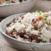 Aprenda uma receita de prato único no almoço que reaproveita arroz pronto e vira uma refeição completa