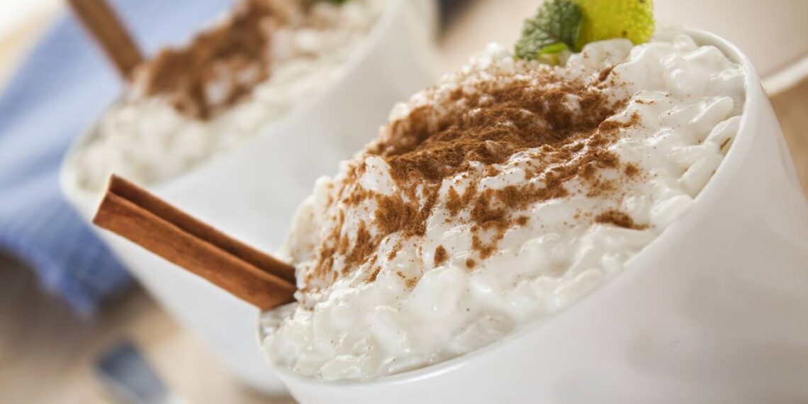 Receita doce e cremosa de arroz-doce para fazer de sobremesa que dá água na boca