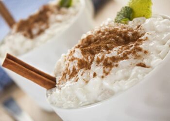 Receita doce e cremosa de arroz-doce para fazer de sobremesa que dá água na boca