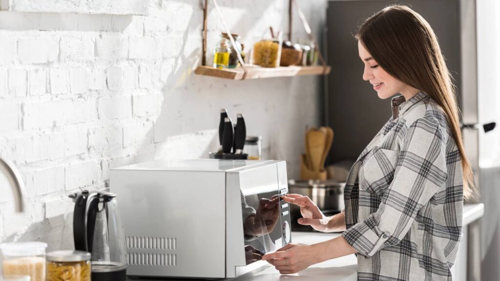 Como fazer um pudim de micro-ondas simples que fica delicioso