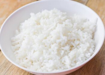 O segredo do arroz soltinho está na proporção certa e no tempero batido