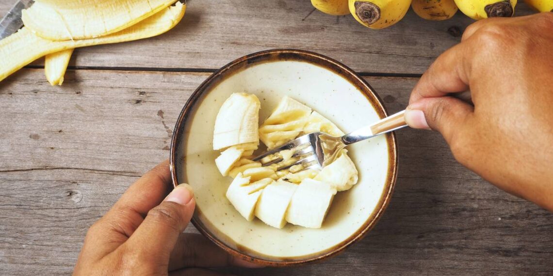 banana sendo amassada em tijela
