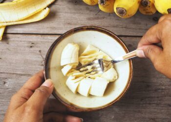 banana sendo amassada em tijela