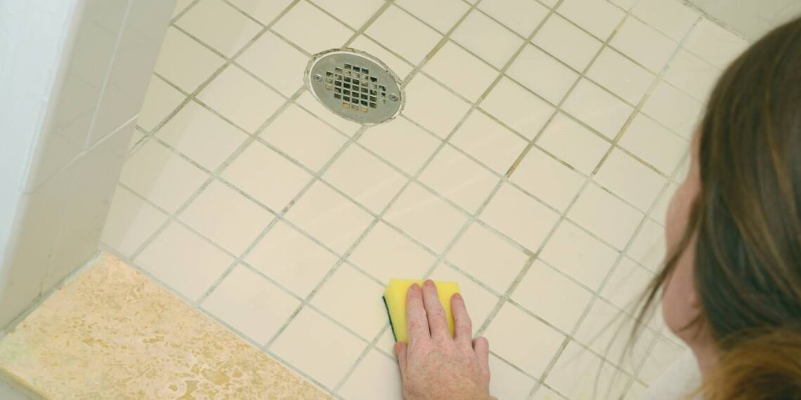 Mistura caseira para limpar o piso do banheiro