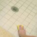 Mistura caseira para limpar o piso do banheiro