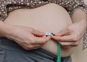 Barriga inchada e cansaço podem ser o fígado pedindo ajuda: veja o que fazer