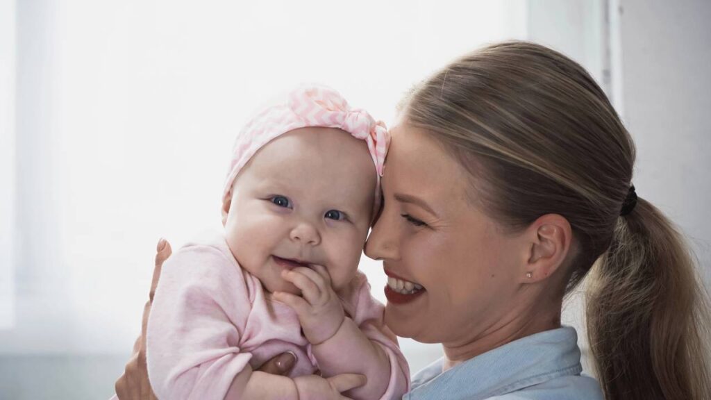 9 nomes curtos com significados marcantes, perfeitos para bebês modernos, transmitindo criatividade e elegância na sonoridade