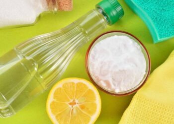 O truque caseiro com vinagre e bicarbonato limpa o banheiro em minutos e reduz o gasto com produtos