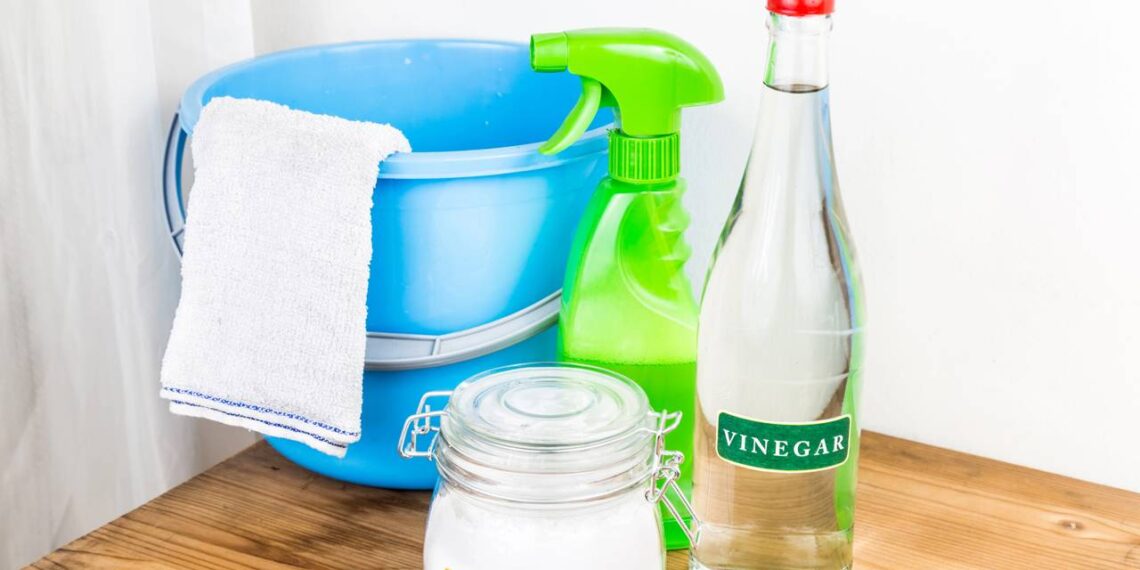 O truque caseiro com vinagre e bicarbonato limpa o banheiro em minutos e reduz o gasto com produtos
