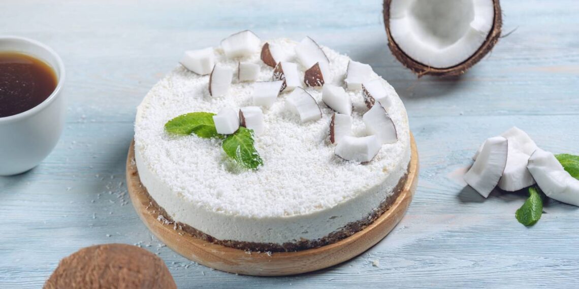 Esse bolo de Ano Novo com coco, frutas e cobertura branca representa prosperidade, paz e renovação na ceia