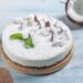 Esse bolo de Ano Novo com coco, frutas e cobertura branca representa prosperidade, paz e renovação na ceia