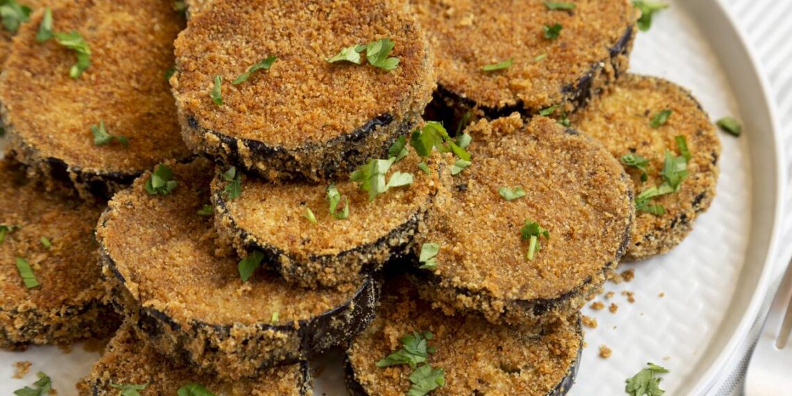 Faça agora essa berinjela empanada rápida e crocante na airfryer