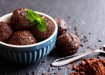 Essa receita de brigadeiro de micro-ondas é perfeita para o Natal e fácil de fazer