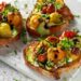 bruschetta de abobrinha servida em prato