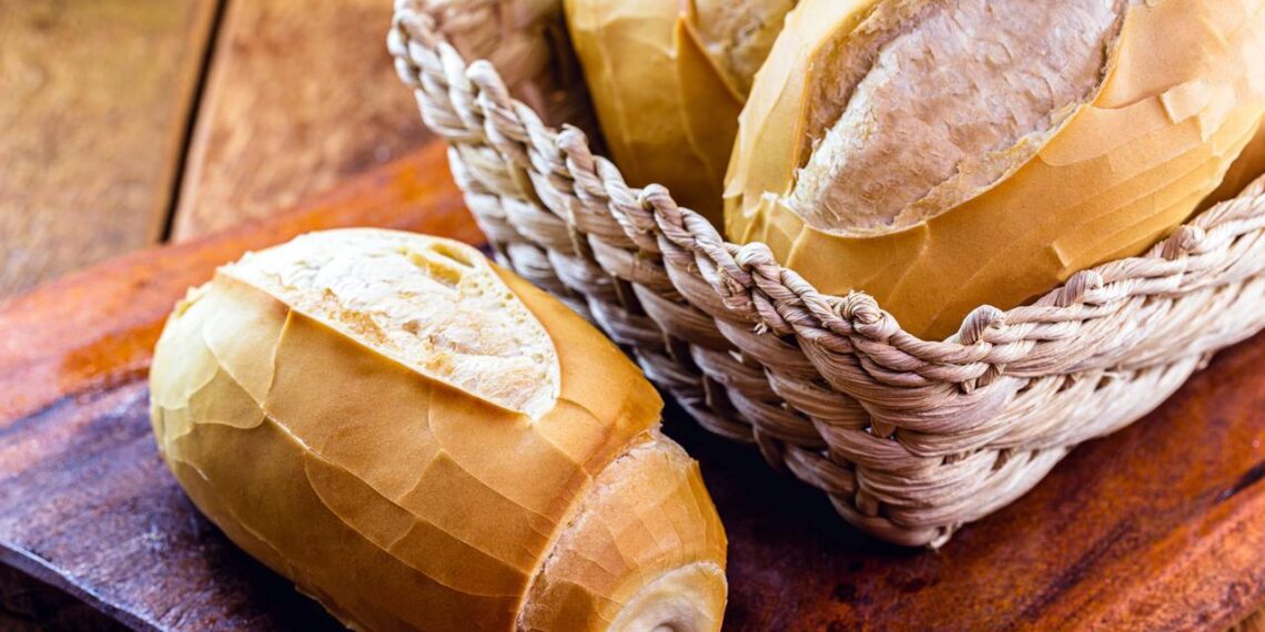 Nem micro-ondas, nem forno: esse truque deixa o pão crocante em 2 minutos