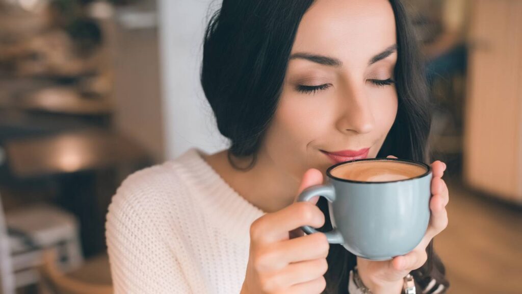 Por que sentimos dor de cabeça ao ficar sem café, segundo especialista