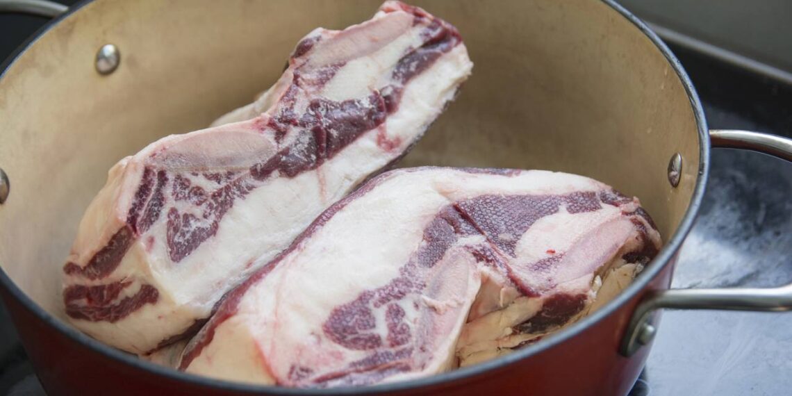 Sem descongelar fora, nem direto no fogo: como descongelar carnes corretamente