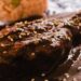 O truque com tempero asiático que amacia carne dura sem esforço nenhum