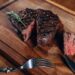 O segredo dos chefs para deixar qualquer carne macia e deliciosa