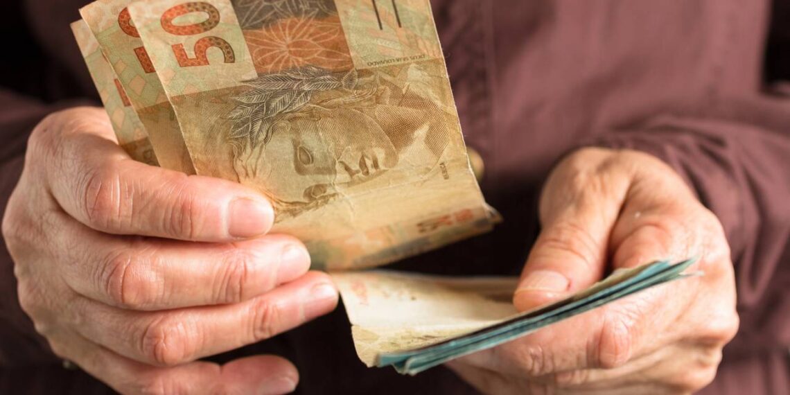 Famílias com renda de até meio salário mínimo tem prioridade para receber valores