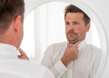 Exercícios faciais caseiros para acabar com a papada naturalmente