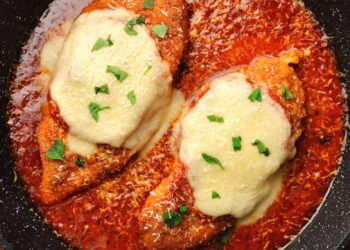 Essa receita de frango a parmegiana é deliciosa e muito simples