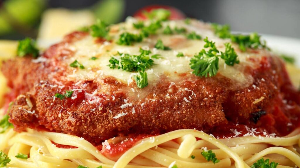 Essa receita de frango a parmegiana é deliciosa e muito simples