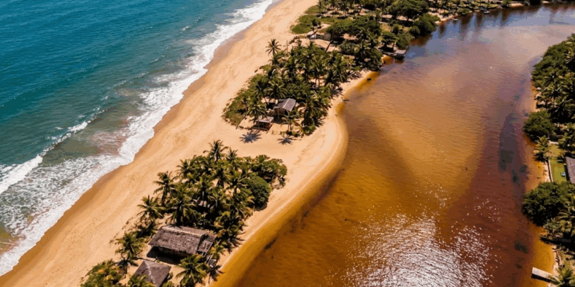 Um vilarejo brasileiro sem carros onde a praia dita o ritmo e a vida fica mais leve