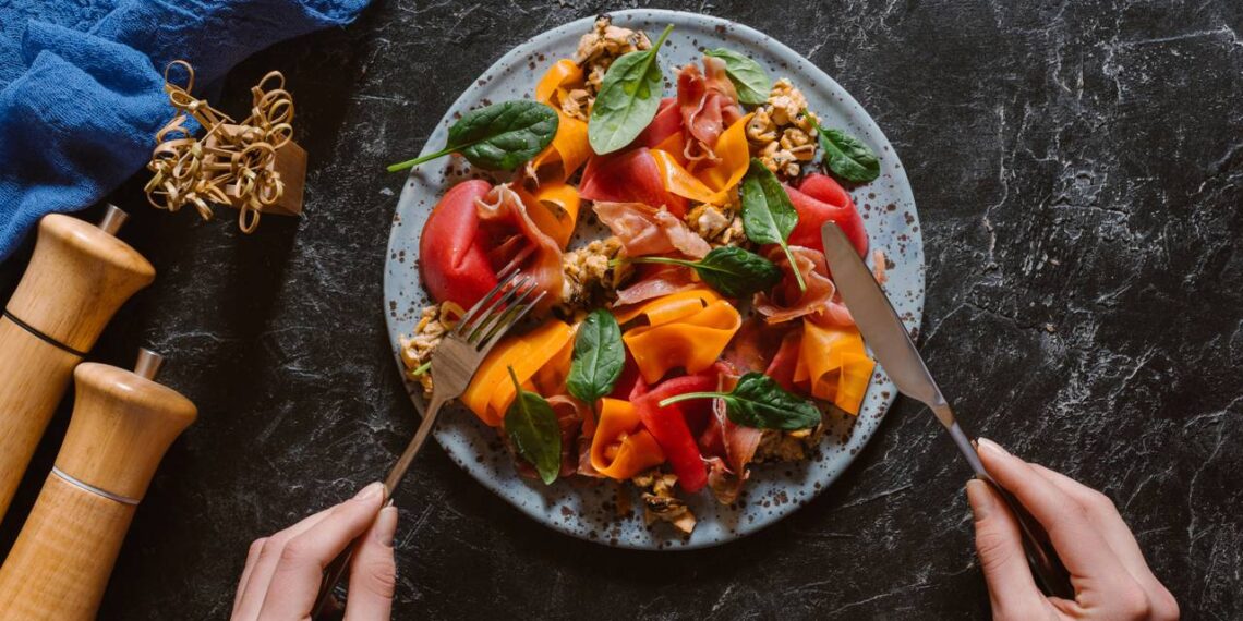 Entenda como se alimentar durante a noite para não se prejudicar, segundo especialistas